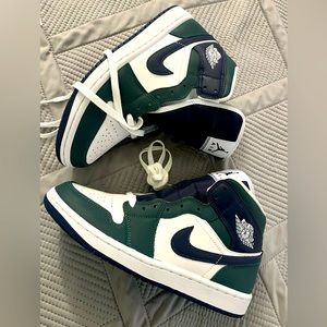 Brand new - never worn - women’s Nike Air Jordan 1s SE - size 8.5 - navy & green